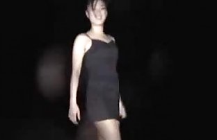 सेक्सी एशियाई प्रेमिका चिढ़ा और अलग करना सड़क पर