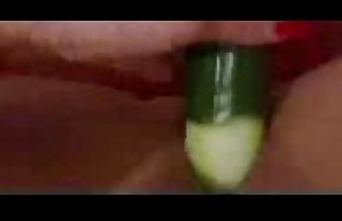Geile babe speelt met een Komkommer