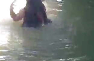 bangla Menina Rina natação no lagoa