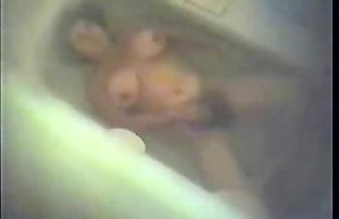 Mi Mamá masturbándose en baño Tubo 2. oculto cam