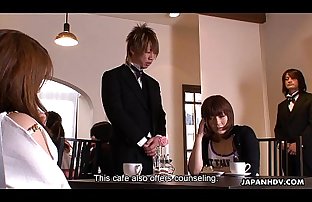 एशियाई लड़की हो जाता है गड़बड़ पर के परामर्श कैफे