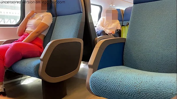 MASTURBO UNO SCONOSCIUTO IN TRENO DAVANTI A TUTTI