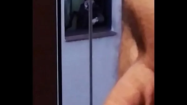 Exhibiciónista frente a la ventana