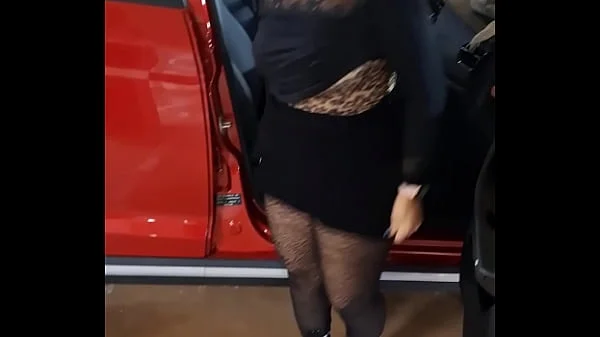 Porto Teresa al centro commerciale e mi fa un pompino nel parcheggio gli carico la bocca di latte mentre passano le macchine