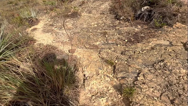 Sexo lésbico al aire libre después de una dosis de adrenalina.