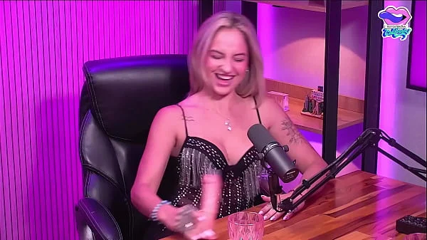 A loirinha peladinha no estudio