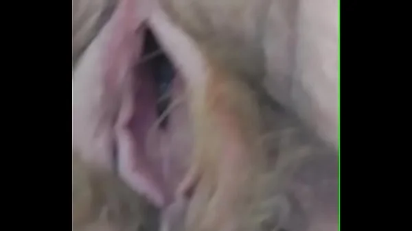 Oma zonder slipje onder jurk