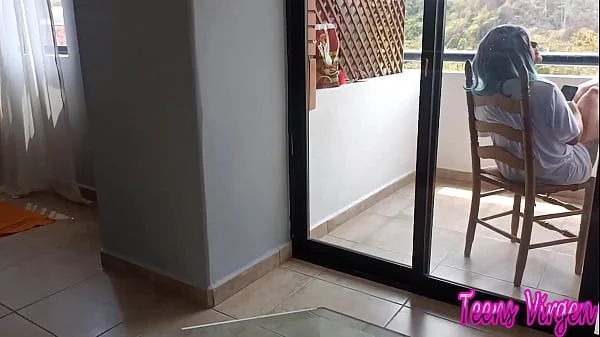 Teniendo sexo con mi hermanastro a escondida de mi madrastra que esta distraida mi hermanastro me pega una folla dura contra la pare de la sala me dejo ful de semen en mi coño