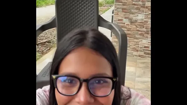 sexy colombiana mamandole la verga a su vecino en publico es pillada