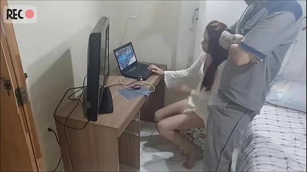 Novinha sozinha em casa recebe o manutencista tarado! Câmera escondida