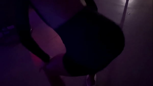 novinha fode com 2 no swing e depois na rua com corno