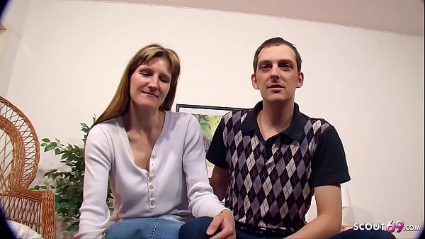 Cuckold Ehemann beim Dreier mit dummer Freundin und Fremden Deutsch