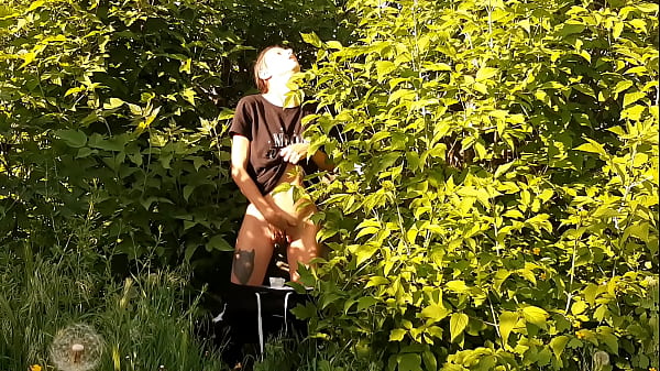 Risky public female masturbation in nature - Girls fly orgasm