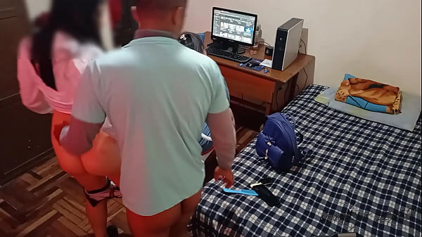 esposa cornuda habla con su amiga mientras yo la follo por atras: mi mujer se esta arreglando el cabello mientras yo me aprovecho de su rica amiga, le meto mi gran polla y la follo bien duro sin hacer ruido