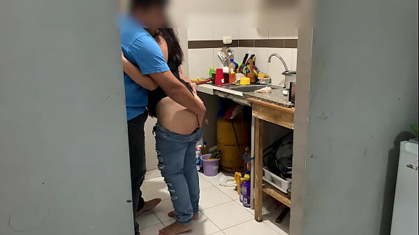 Me culeo a mi amiga en la cocina esta enojada por que el marido la mando a lavar los platos le meto la verga en la vagina y en la boca y el pendejo del marido ve television ni cuenta se da