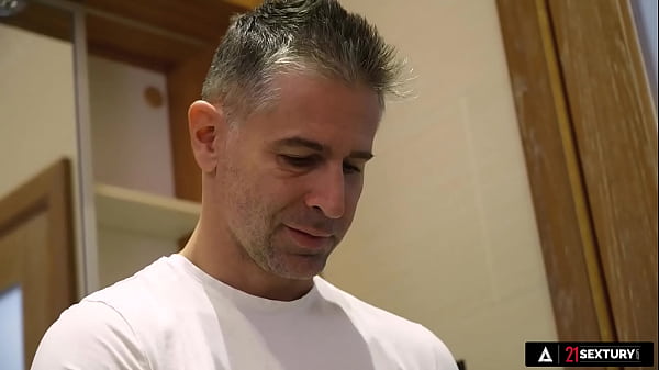 21 SEXTURY - Gorgeous Shalina Devine Gets Her Ass And Pussy Fucked Hard With DP