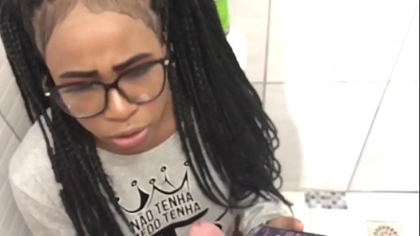 Fui flagrada na siririca no banheiro e levei duas gozadas seguidas na cara. {veja no RED}