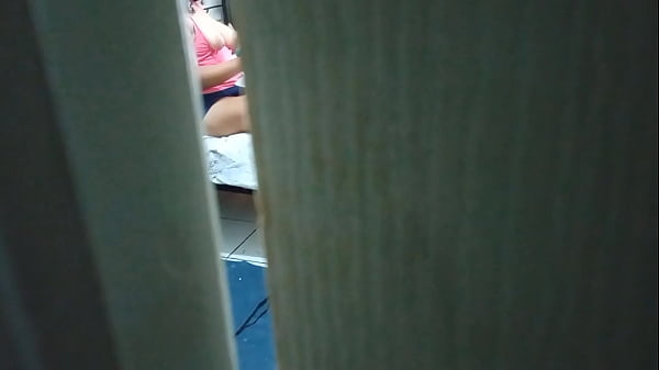 Espiando a mi mamá se masturba y hace videollamada con su novio al final se da cuenta