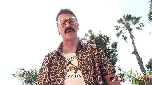 Curvy babe Samantha Mack calls up the handyman