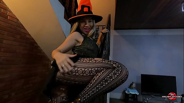 The delicious little witch Melody Antunes enjoyed Halloween with Eddie from Iron Maiden and brought tricks and treats, happy Halloween!